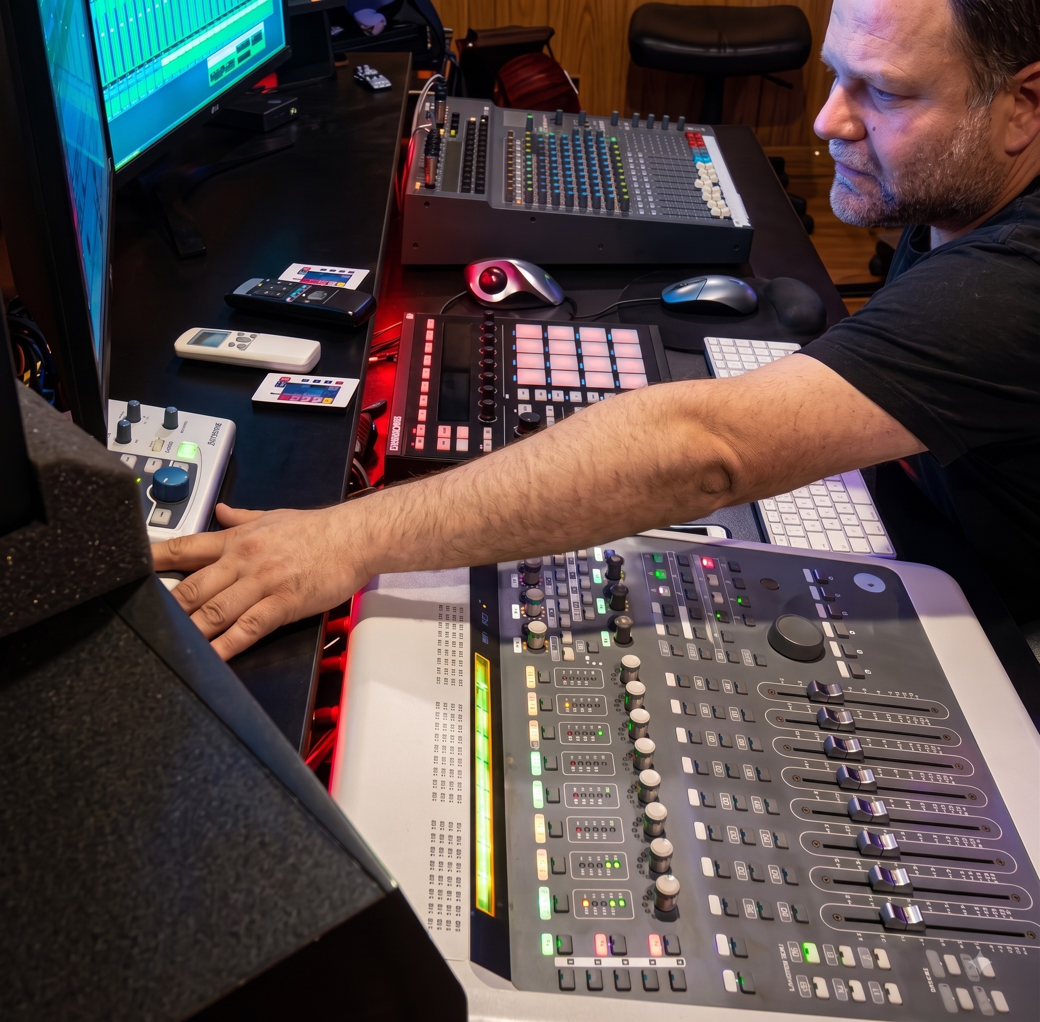 Iggy Navarro en consola de producción