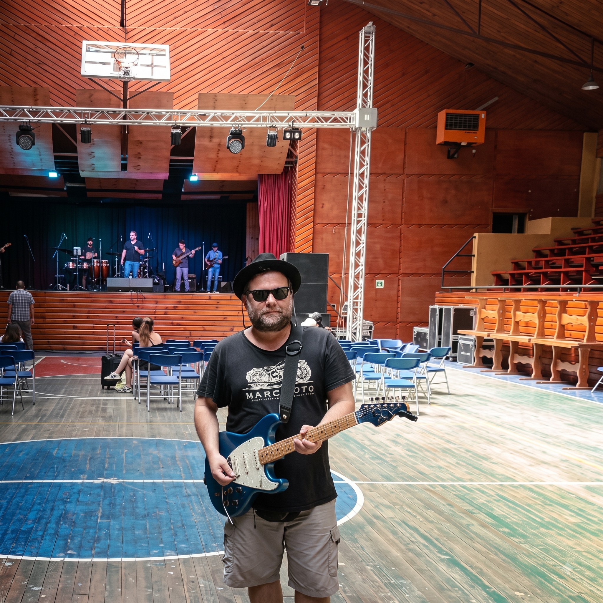 Iggy Navarro con guitarra